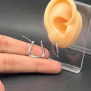 Huggee-oorbellen in minimalistische stijl| Skinny geometrische ovale vierkante ring| Minimalistische roestvrijstalen oorbellen| Alledaagse sierlijke hoepels voor haar