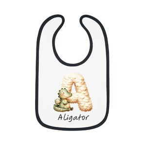 かわいいワニとアルファベットのデザインがかわいいベビービブ。パーソナライズされた授乳用ビブ。幼児用食事の必需品。楽しいベビーシャワーギフト。