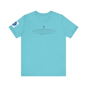 CS Louis Zitat T-Shirt, &quot;Mut ist in Unwahrscheinlichen Orten gefunden&quot; mit Lamp and Ink Logo auf dem Ärmel. Weisheits-Shirt