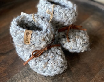 READY to ship, booties, baby shoes, trendy baby, warm shoes, warm socks, acrylic/wool combination, suede laces