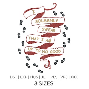 Könnte beinhalten: Ein gesticktes Design auf weißem Hintergrund zeigt ein rotes Banner mit dem Text "I SOLEMNLY SWEAR THAT I AM UP TO NO GOOD" in goldfarbenen Buchstaben. Schwarze Fußabdrücke umgeben das Banner. Das Design ist in 3 Größen erhältlich.