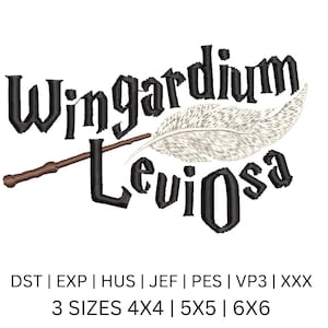 Puede incluir: Texto bordado en negro que dice "Wingardium Leviosa" con una ilustración de varita y pluma. El diseño está disponible en tres tamaños: 10,16x10,16, 12,7x12,7 y 15,24x15,24 cm. El diseño es para bordado.
