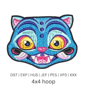 Può includere: Un disegno di ricamo a macchina di una faccia di gatto stilizzata. Il gatto ha una trama blu simile al denim con accenti rosa, gialli e viola. Il disegno include il testo "4x4 hoop".