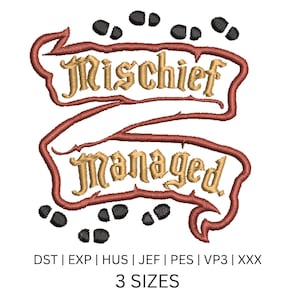 Peut inclure: Une broderie avec les mots "Mischief Managed" dans un style de bannière, avec des empreintes de pas noires au-dessus et en dessous. Le texte est de couleur or avec un contour rouge. L'image comprend également le texte "3 SIZES".