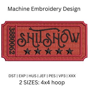 Op de afbeelding: Een rood geborduurd embleem met de woorden "SHITSHOW" in zwart schrift, vijf zwarte sterren en het nummer "3880062". Het embleem is rechthoekig met een decoratieve rand. De tekst "Machine Embroidery Design" staat erboven.