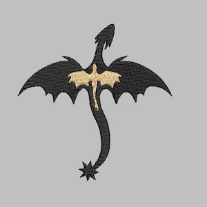 Puede incluir: Silueta de drag&oacute;n bordada en negro con una silueta de drag&oacute;n dorada en su interior. El drag&oacute;n est&aacute; volando con las alas extendidas.