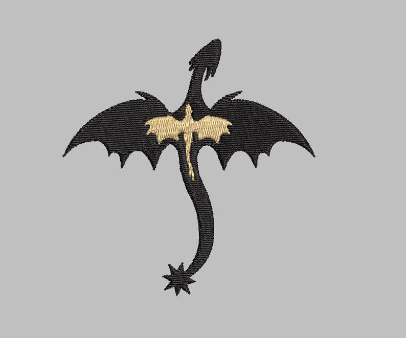 Puede incluir: Silueta de drag&oacute;n bordada en negro con una silueta de drag&oacute;n dorada en su interior. El drag&oacute;n est&aacute; volando con las alas extendidas.