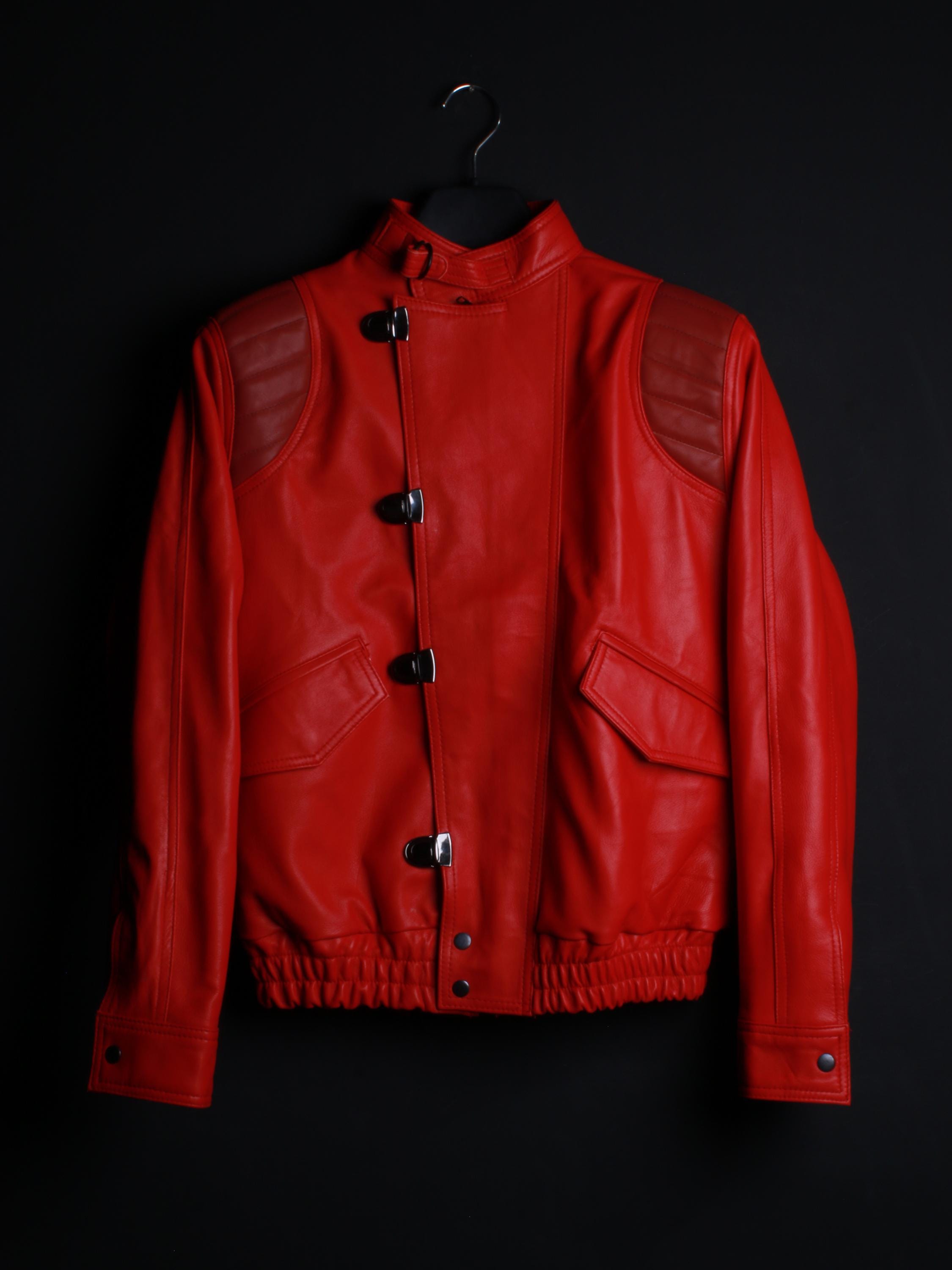 Akira Kanedaの象徴的な赤いレザーバイカージャケット、Akiraカプセル