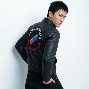 Chaqueta motera de cuero negra con el icónico logo de Akira Kaneda, chaqueta cápsula Akira, chaqueta bomber con parche bordado "Bueno para la salud y malo para la educación".
