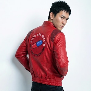 Jaqueta de couro vermelha icônica de Akira Kaneda, jaqueta cápsula Akira, jaqueta bomber com patch bordado "Good for Health Bad for Education"