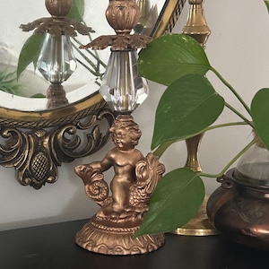 Candelabro de metal vintage con forma de querubín montando un pez koi, dorado, estilo Art Nouveau y Hollywood Regency.