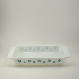 Vintage PYREX - white opaque with turquoise snowflake - 1.25 quart space saver casserole dish (548-B)