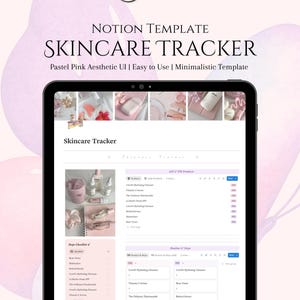 Op de afbeelding: Een digitaal Notion-sjabloon voor een huidverzorgingstracker weergegeven op een tabletscherm. De interface heeft een pastelroze kleurenschema, lijsten voor AM- en PM-producten, een stappenchecklist en een tabel voor routine-stappen.