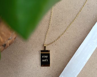 18 kt vergulde 'Stay Soft'-hanger/statementsieraden voor haar
