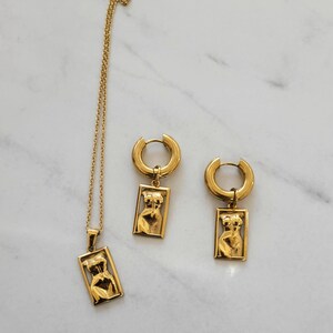 Heilige vrouwelijke kettingoorbellenset | Gouden godin silhouet sieraden| Goddelijk vrouwelijk cadeau afbeelding 7