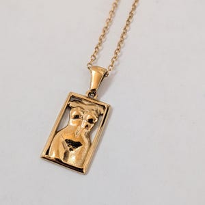 Heilige vrouwelijke kettingoorbellenset | Gouden godin silhouet sieraden| Goddelijk vrouwelijk cadeau afbeelding 2