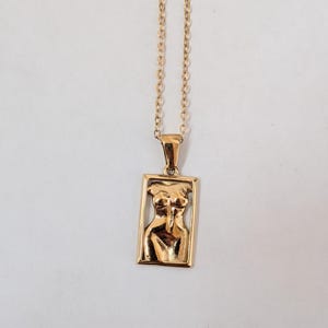 Heilige vrouwelijke kettingoorbellenset | Gouden godin silhouet sieraden| Goddelijk vrouwelijk cadeau afbeelding 4