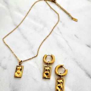Heilige vrouwelijke kettingoorbellenset | Gouden godin silhouet sieraden| Goddelijk vrouwelijk cadeau afbeelding 1
