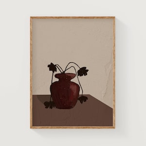 Pode incluir: Uma impressão de arte emoldurada com uma natureza morta. Um vaso marrom com caules e flores pretas está em uma mesa marrom contra um fundo bege. A obra de arte tem um estilo minimalista e abstrato, com uma moldura de madeira.