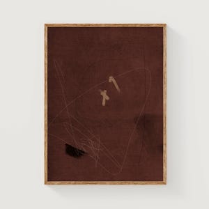 Pode incluir: Impressão de arte abstrata em uma moldura de madeira. A obra apresenta um fundo marrom avermelhado escuro com linhas rabiscadas e duas formas brancas em forma de cruz. Uma mancha preta está no canto inferior esquerdo.