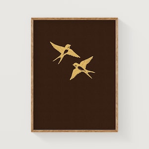 Impresión artística de dos golondrinas doradas, arte de pared marrón y dorado, arte de pared de naturaleza minimalista, póster de pájaros voladores, arte de bandada de pájaros dorados