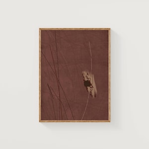 K&ouml;nnte beinhalten: Gerahmter Kunstdruck mit abstraktem Motiv. Der Druck zeigt einen weinroten Hintergrund mit feinen schwarzen Linien und einer strukturierten, hellfarbigen Form. Das Kunstwerk ist in einem Naturholzrahmen gefasst.