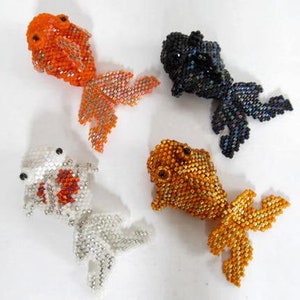 Handledning för tredimensionell pärlbelagd peyote koi-fisk