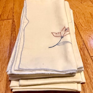 Set of 8 Vintage Embroidered Linen Napkins – Floral Design with Scalloped Edges – Mid Century Farmhouse Cottage Table Linens