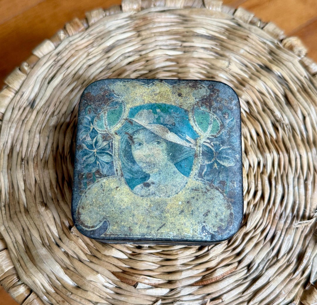 Vintage Compact Tin With Powder Puff – Early 1900s Decorative Makeup ...