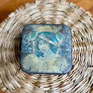 Vintage Compact Tin with Powder Puff – Early 1900s Decorative Makeup Case
