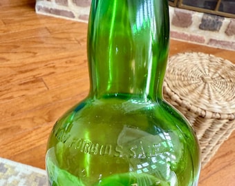 Vintage groene glazen likeurfles – reliëf "Federal Law", jaren 1950 bargerei