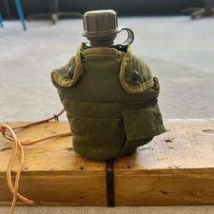 Vintage Military Canteen with Insulated Cover – Green Canvas & Fleece Liner – Belt Clips – Army Camping Gear