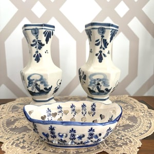 Juego vintage de porcelana azul de Delft: jarrones hexagonales con forma de molino de viento y cuenco con forma de corazón calado.