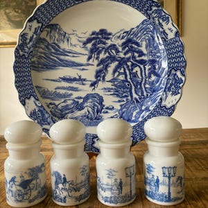 Juego de 4 tarros de especias vintage belgas de vidrio con leche / Tarros de boticario de vidrio con leche y diseño de paisaje azul