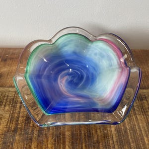 Cuenco de cristal de Murano con arte vintage italiano, rosa, azul, con borde de volantes, decoración transparente.