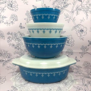 Conjunto vintage Pyrex, composto por tigelas empilháveis ​​de vidro opalino turquesa e uma caçarola 045.