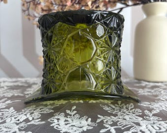 Vintage olijfgroene hoge hoed van geperst glas uit het midden van de eeuw – madeliefje en knoop