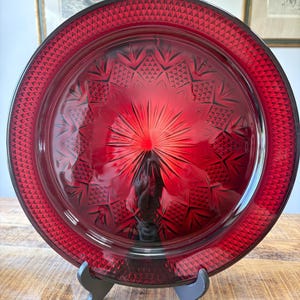 Piatto da portata in vetro rosso rubino: centrotavola natalizio in stile vintage