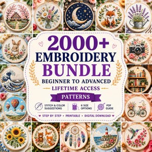 Könnte beinhalten: Eine digitale Sammlung von über 2000 Stickmustern mit einem zentralen Textgrafik-Element, umgeben von verschiedenen kreisförmigen Stickrahmen-Designs wie Landschaften, Tieren, Blumen, einer Kamera, einem Leuchtturm und einem Fahrrad in vielen Farben.