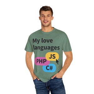 Puede incluir: Una camiseta verde con el texto "My love languages" y un gráfico de cuatro círculos superpuestos con el texto "JS", "PHP", "C#" en su interior.