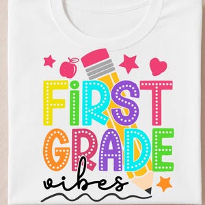 Preppy Regreso a la escuela Primer Grado PNG, Primer Grado Escolar PNG, maestro preppy png, Vibraciones del primer día de clases, lápiz png, camiseta de maestro Png.