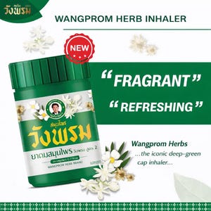 Pode incluir: Um inalador de ervas Wangprom verde com flores brancas e as palavras "Fragrant" e "Refreshing". O produto é rotulado "Wangprom Herb Brand" e tem um adesivo "NEW".