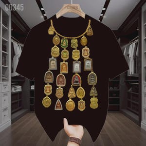 Pode incluir: Camiseta preta com um design de colar dourado com vários pingentes. Os pingentes variam em forma e cor, com detalhes intrincados. A camiseta está pendurada em um cabide de madeira. O texto "00345" é visível.
