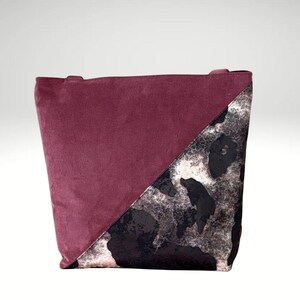 Bolso de hombro de pana burdeos y negro: diseño llamativo con bolsillos interiores y cierre a presión. Bolso de compras elegante y cotidiano.