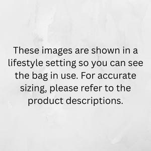 Op de afbeelding: Een witte rechthoekige afbeelding met zwarte tekst die luidt: These images are shown in a lifestyle setting so you can see the bag in use. For accurate sizing, please refer to the product descriptions. De achtergrond heeft een subtiele textuur.