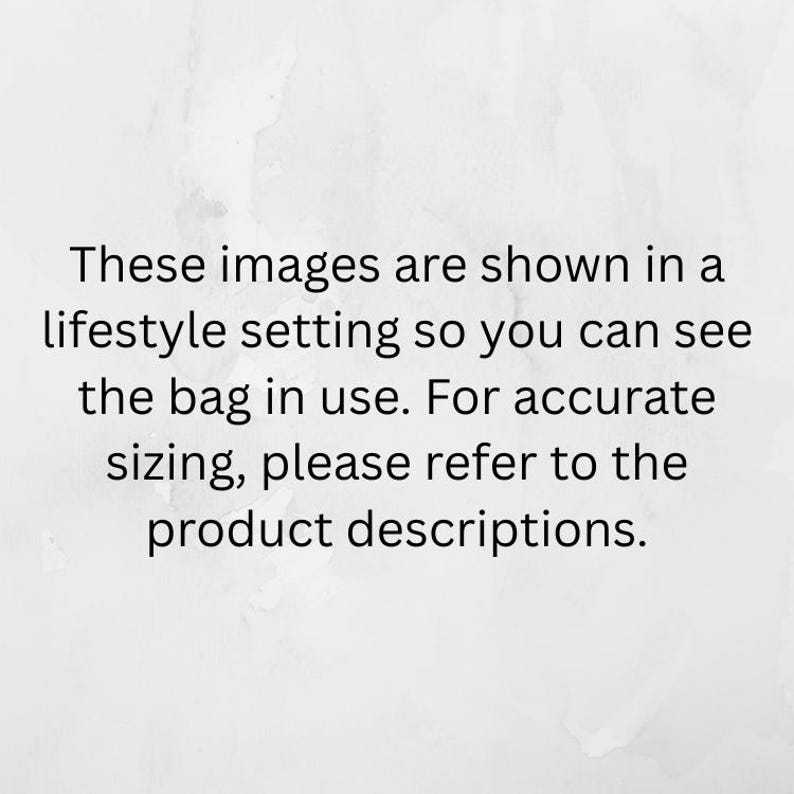 Op de afbeelding: Een witte rechthoekige afbeelding met zwarte tekst die luidt: These images are shown in a lifestyle setting so you can see the bag in use. For accurate sizing, please refer to the product descriptions. De achtergrond heeft een subtiele textuur.