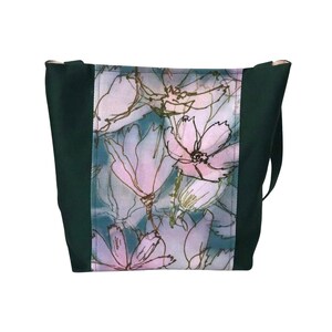 Bolso tote con panel frontal floral en verde: elegante y funcional, con cierre magnético y bolsillos interiores.
