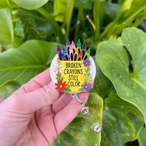 Crayons de couleur cassés - Bobine d'insigne de couleur fixe - Crayons de couleur et porte-cartes d'identité inspirants, cadeau mignon pour enseignant ou instructeur, accessoire pour enseignant