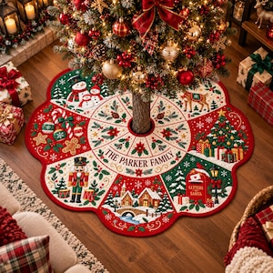 Puede incluir: Una falda de árbol de Navidad redonda y festoneada con una paleta de colores rojo y crema, con ilustraciones festivas que incluyen un muñeco de nieve, un cascanueces, un pueblo invernal y un buzón con el texto Letters to Santa y The Parker Family.