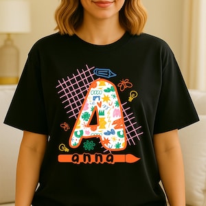 Camiseta personalizada con nombre del alfabeto - Camiseta personalizada para la vuelta al cole con letras y temática artística - Regalo para profesores o estudiantes, camiseta para educadores